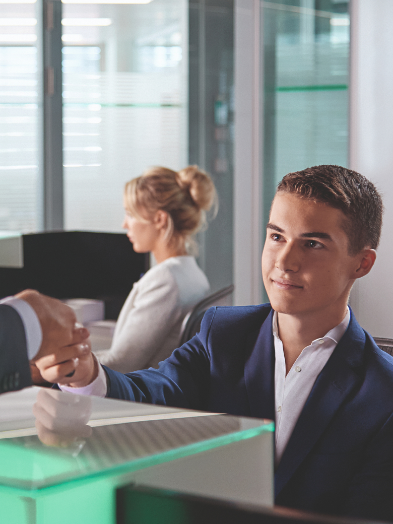 Employé⸱e de commerce Les métiers en apprentissage Rolex Carrières